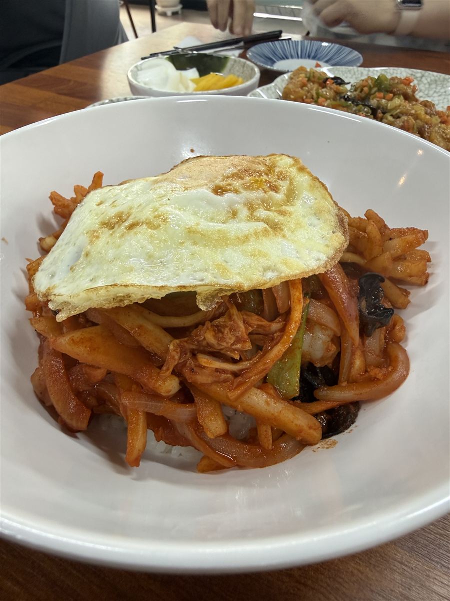중화비빔밥 — 계란후라이를 올린 신메뉴